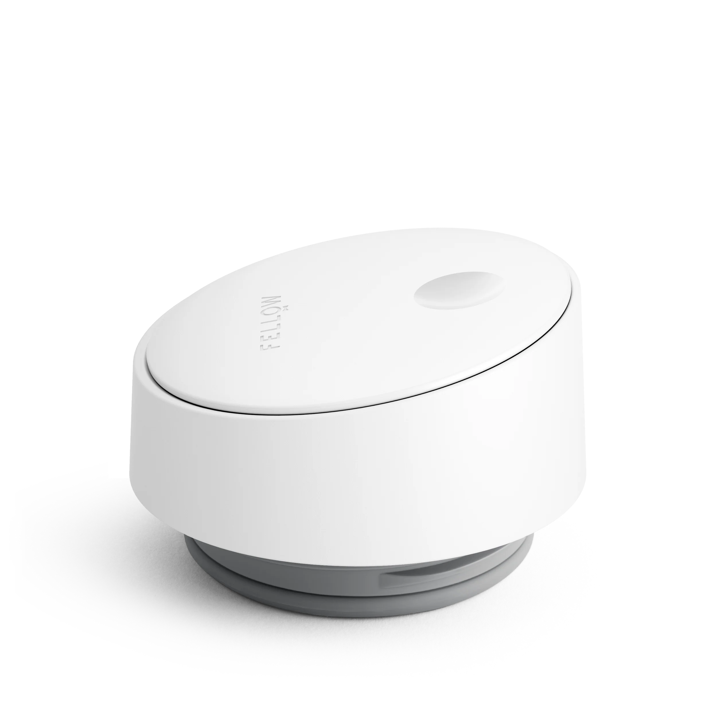 En slank, hvid, oval køkkenvægt med digitalt display afspejler det minimalistiske design af Fellow Carter Slide Mug. Kompakt til enhver flad overflade, den har en praktisk frontknap for nem brug.