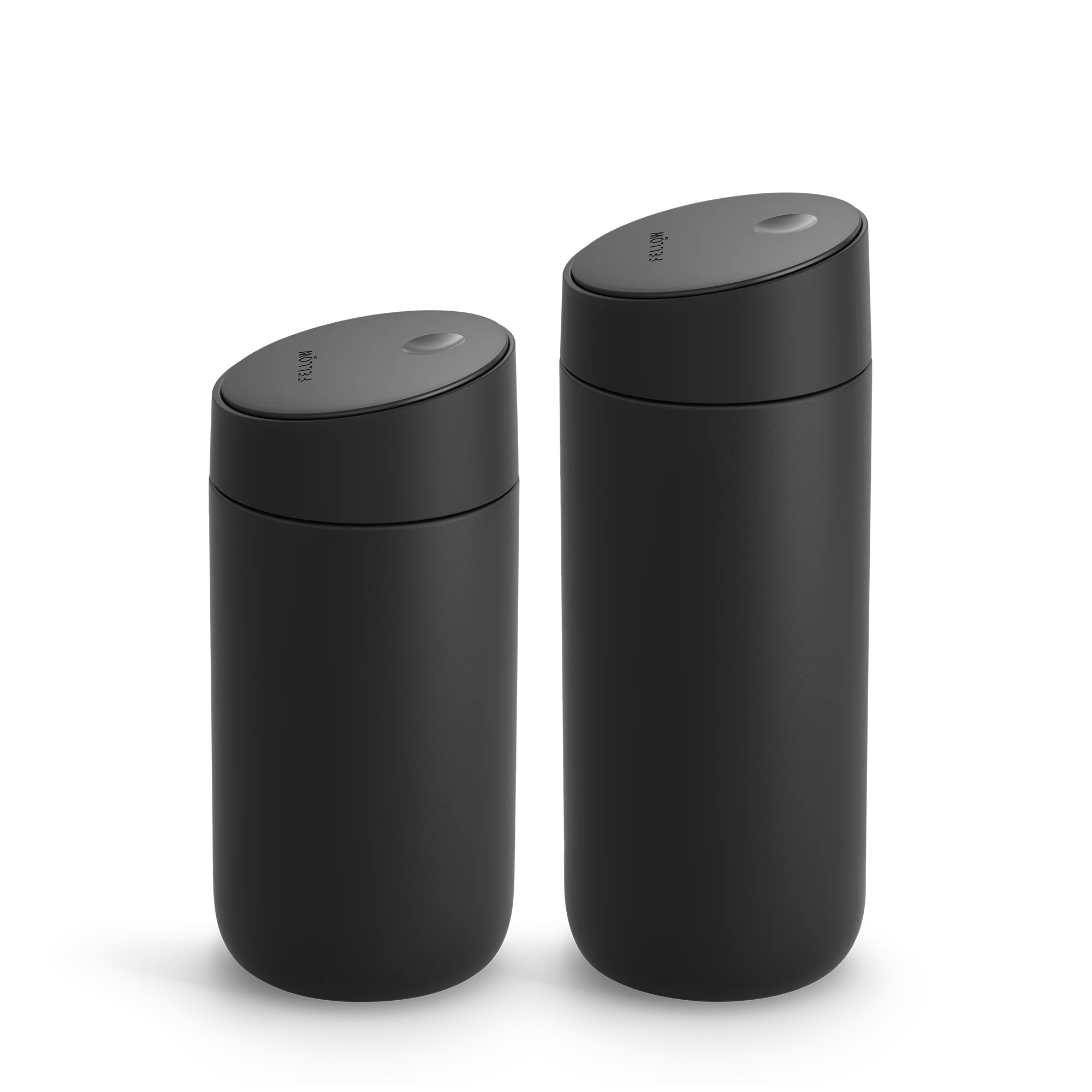 To slanke, sorte cylindriske Fellow Carter Slide-krus i forskellige højder er vist side om side. De har glatte, matte overflader og flade, ovale Slide Låg-låg med en lille knap på toppen, der afspejler det elegante design af et Carter Move-krus.