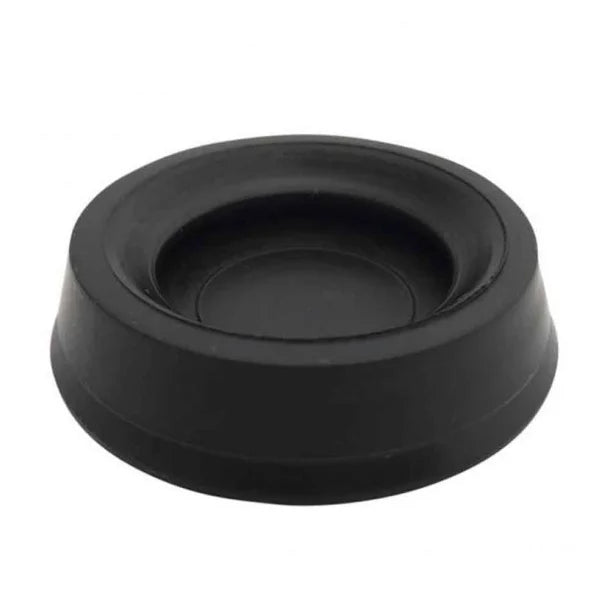 Aeropress gummistempel er en sort, rund gummi anti-vibrationspude med et forsænket center og skrå sider. Ideel til at minimere støj og bevægelser fra apparater som vaskemaskiner eller under kaffebrygning. Dens almindelige hvide baggrund fremhæver det minimalistiske design.