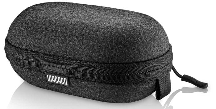 Wacaco Minipresso NS2 taske er en sort, ovalformet lynlås bæretaske med løkkehåndtag og stofstruktur. Med "Wacaco"-mærket på en sidelabel, er det en ideel etui til dine Minipresso kaffebryggeren essentials.