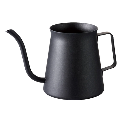 En matsort Hario Drip kedel, Kasuya Model, med en lang buet tud og lige håndtag, inspireret af Tetsu Kasuya, på en almindelig hvid baggrund.