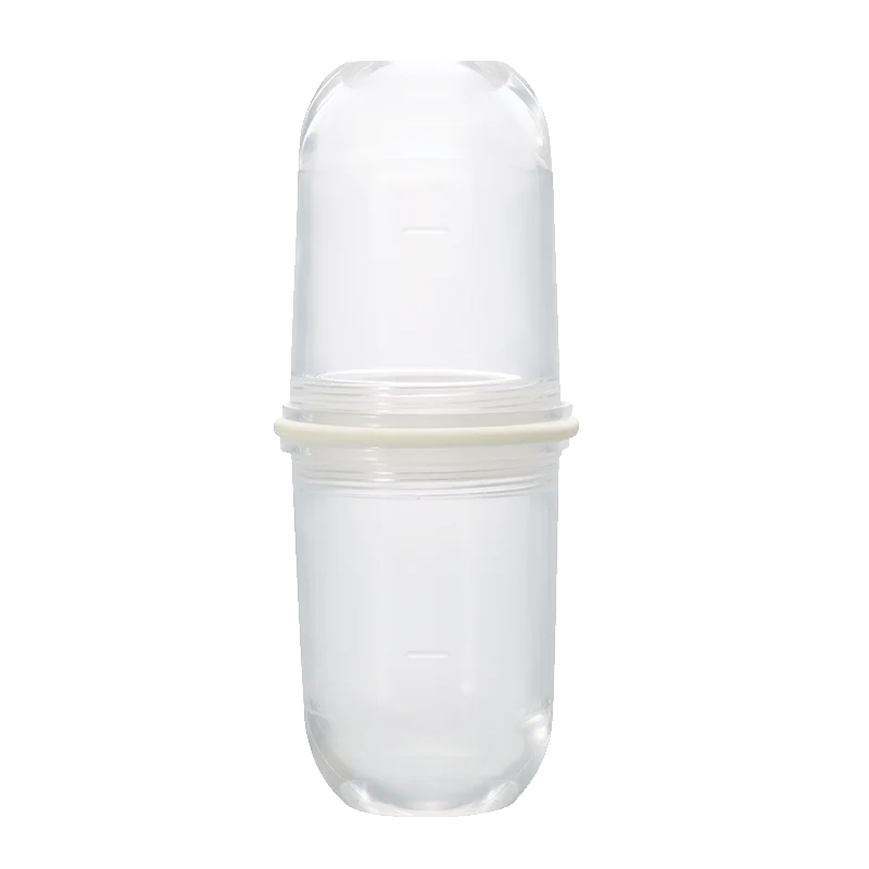 To klare Hario Latte Shaker-beholdere, der er stablet lodret og forbundet med en hvid ring, ligner en stilfuld mælkeskummer - ideel til cappuccino eller skummende mælk - der står på en almindelig lysegrå baggrund.