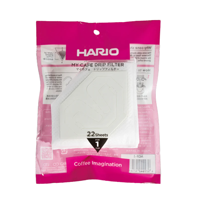 En pink og hvid pakke med Hario, en kop drypfilter fra Hario, indeholder 22 engangskaffefiltre til en kop. Emballagen viser japansk og engelsk tekst med et synligt filter indeni.