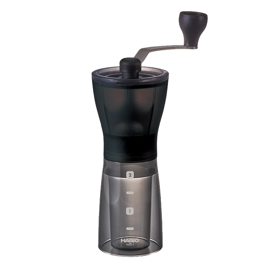 Hario Keramisk Kaffekværn Mini Slim+ er en sort og gennemsigtig manuel kværn med tophåndsving. Den har "1" og "2" målemarkeringer og Hario-logoet, perfekt til friskmalet kaffebønner hver morgen.