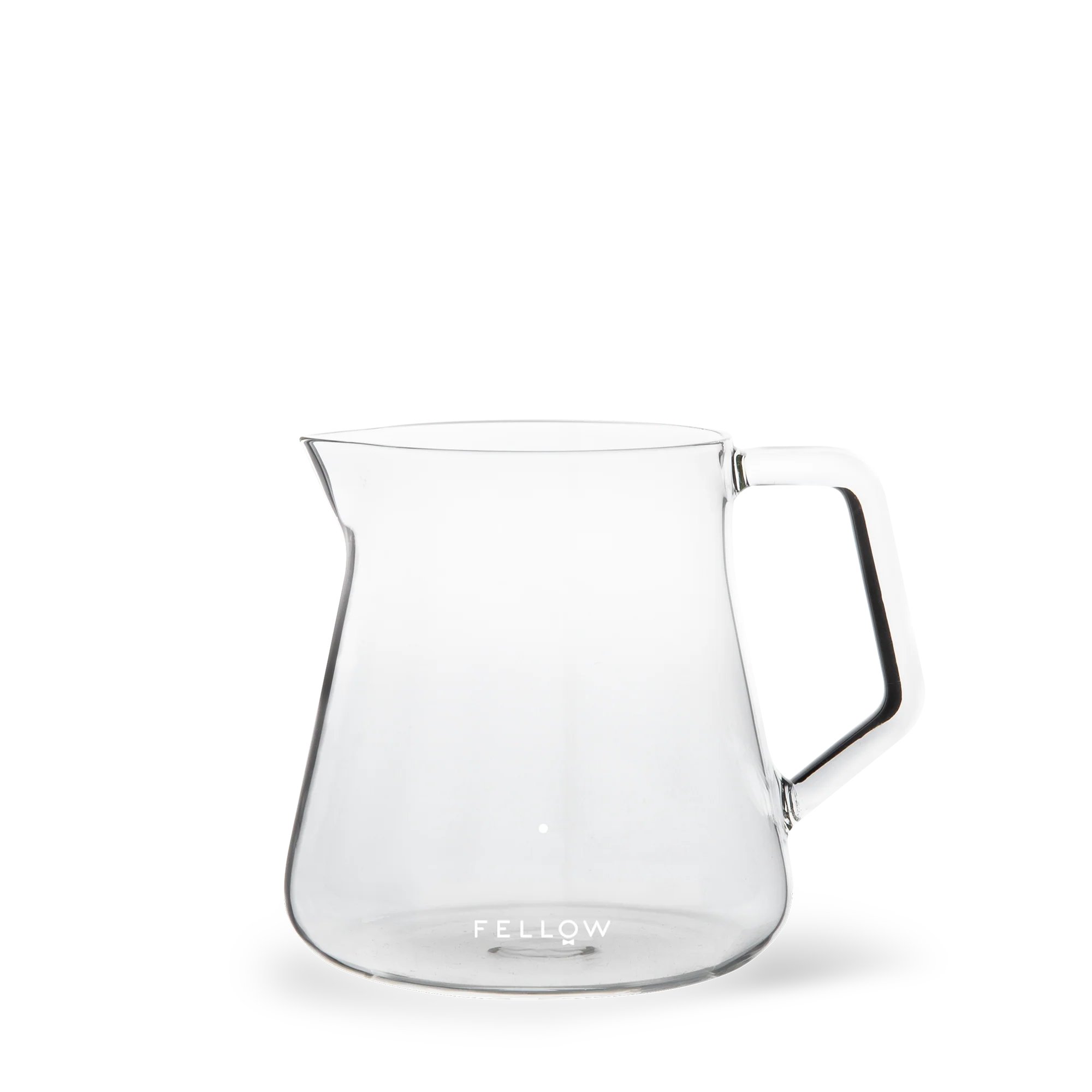 Fellow Mighty Small Glas Karaffel, en gennemsigtig glaskande med et slankt moderne design, er ideel til kaffeentusiaster. Med sin brede base og smalle tud komplementerer den Stagg [X] Drypperens pour over filterholderen. "Fellow" er elegant printet nær bunden.