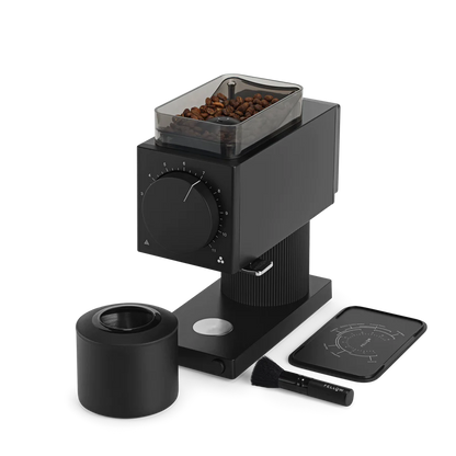 Fellow Ode Brew Gen 2 Kværn er en moderne sort kaffekværn med Gen 2 Brew Burr-teknologi, med en klar bønnebeholder på toppen og drejeknapper på fronten. Den leveres med sort børste, cylindrisk tilbehør og rektangulær måtte med kaffebryggemetodevejledning.