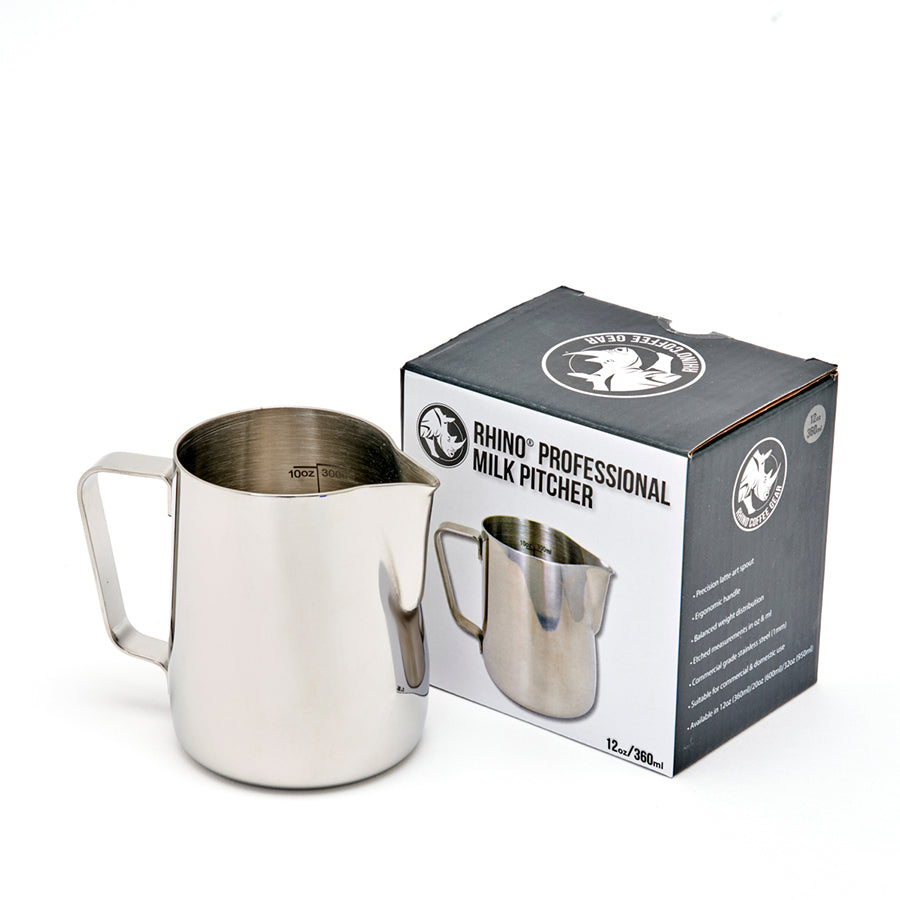 En Rhino Coffee Gear Pro Milk Pitcher sidder ved siden af sin brandede æske, som viser produktets billede - ideelt for enhver barista, der ønsker en professionel mælkekande i rustfrit stål.
