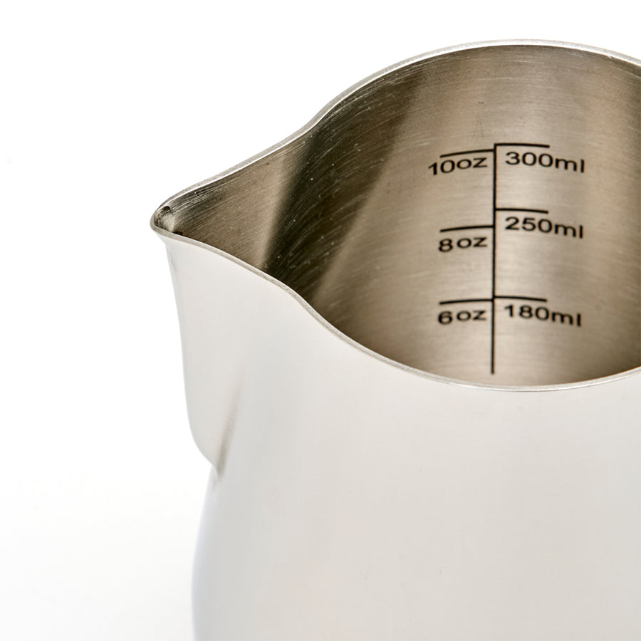 Et nærbillede af Rhino Coffee Gear Pro Milk Pitcher, som er ideel til baristaer, der sætter pris på præcision og stil.