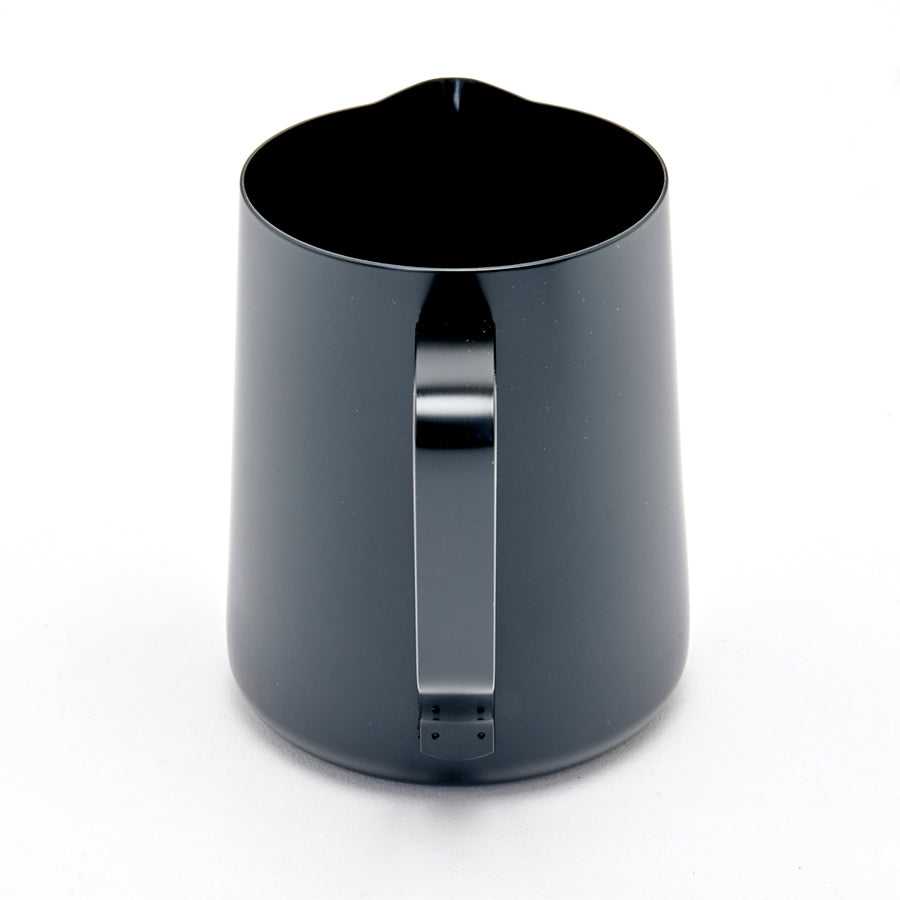 En Rhino Coffee Gear Skummekande Stelth mælkeskummende kande med en professionel hældetud, non-stick belægning og robust håndtag sidder på en hvid baggrund.