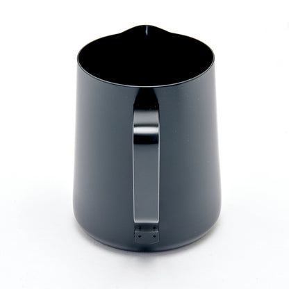 En Rhino Coffee Gear Skummekande Stelth mælkeskummende kande med en professionel hældetud, non-stick belægning og robust håndtag sidder på en hvid baggrund.