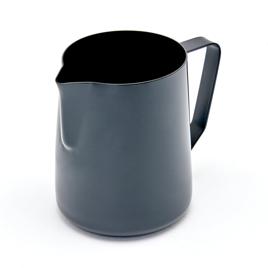 Et Rhino Coffee Gear Skummekande Stelth, mørkegrå med en professionel hældetud og buet håndtag, er sat mod en hvid baggrund. Dens minimalistiske design og matte finish tilbyder både funktionalitet og stil.