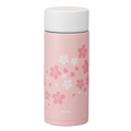 Hario Stick Bottle 350mL Sakura kan prale af kirsebærblomster i hvid og mørk pink på en elegant pink krop med hvidt låg, perfekt til drikke på farten. Mærket "Hario" er elegant printet i bunden.