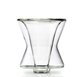 En klar, indviklet Chemex Tragt Filter-Drip 1-kops glasvase med en bred kant og bund, der ligner et Funnex™ kaffebrygningsbeholder, tilspidser indad i midten. Dets elegante design står tomt mod en uberørt hvid baggrund.