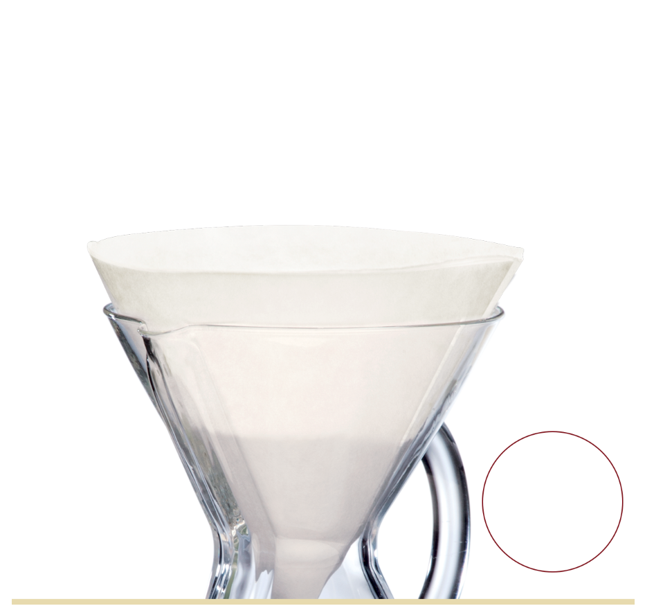 En Chemex Kaffefiltre by Chemex er placeret i en gennemsigtig glasdråber på en almindelig hvid baggrund med en rød cirkel og en beige linje nederst til højre.