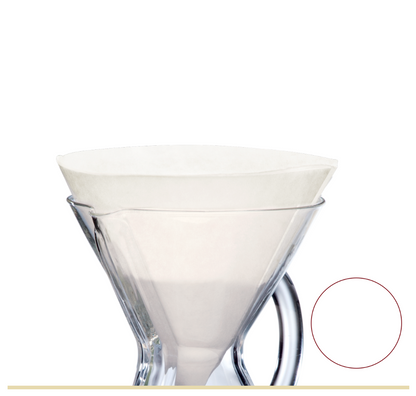 En Chemex Kaffefiltre by Chemex er placeret i en gennemsigtig glasdråber på en almindelig hvid baggrund med en rød cirkel og en beige linje nederst til højre.