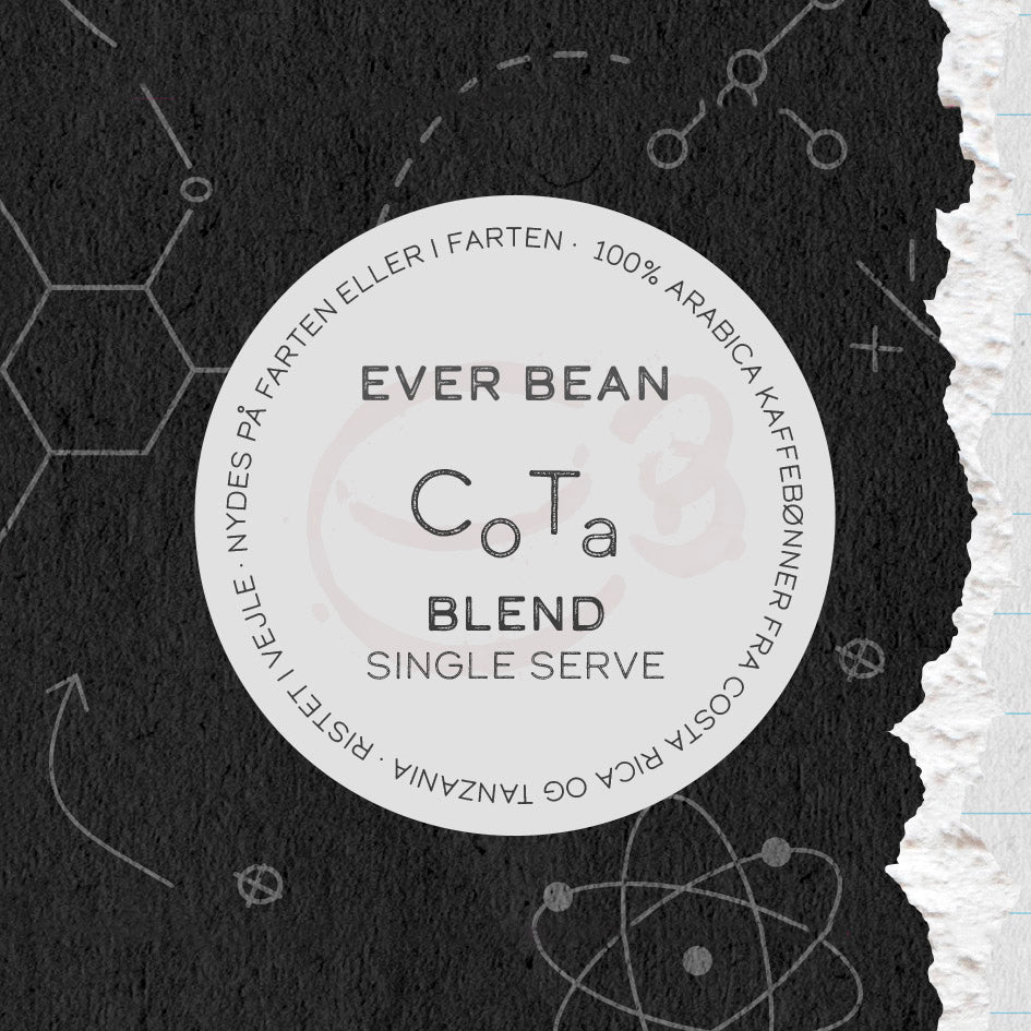 På en rund kaffeetiket på en struktureret sort-hvid baggrund står der: "EverBean ApS. Single Serve, CoTa." På kanten står der 100% Arabica Tanzania kaffe og dansk vejledning. Videnskabsinspirerede skitser tilføjer visuel flair.