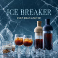 To Ice Breaker-sæt fra EverBean ApS. med glasflasker med iskaffe, glas med Cold Brew kaffe og parfaitglas hviler på isterninger. Den iskolde blå baggrund viser knust is og "ICE BREAKER EVER BEAN LIMITED" ovenover.