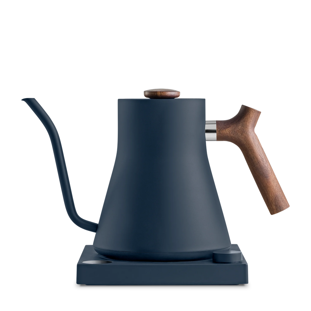 Fellow Stagg EKG 0,9 L Elkedel er en slank, moderne overhældningskedel med en mat mørk finish på en minimalistisk base. Den har en præcisionstud og træhåndtag, der blander moderne og rustikt design med temperaturkontrol for den perfekte bryg.