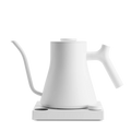 En minimalistisk Fellow Stagg EKG PRO 0,9 L elkedel i hvid med en lang svanehals-tud og håndtag står på en matchende hvid base mod en ensfarvet baggrund.