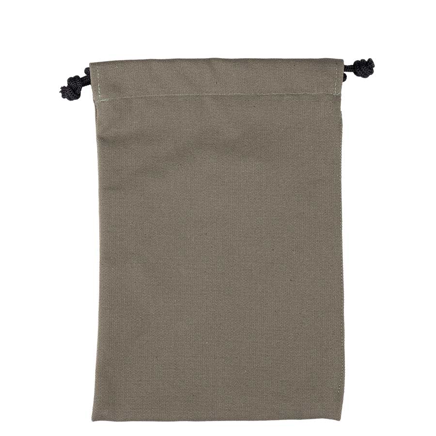 Comandante Toolbag #3 fra Comandante er en almindelig, rektangulær, lysebrun stofpose med snoretræk i begge sider, vist på en hvid baggrund. Ideel som kaffetaske til sikker opbevaring.