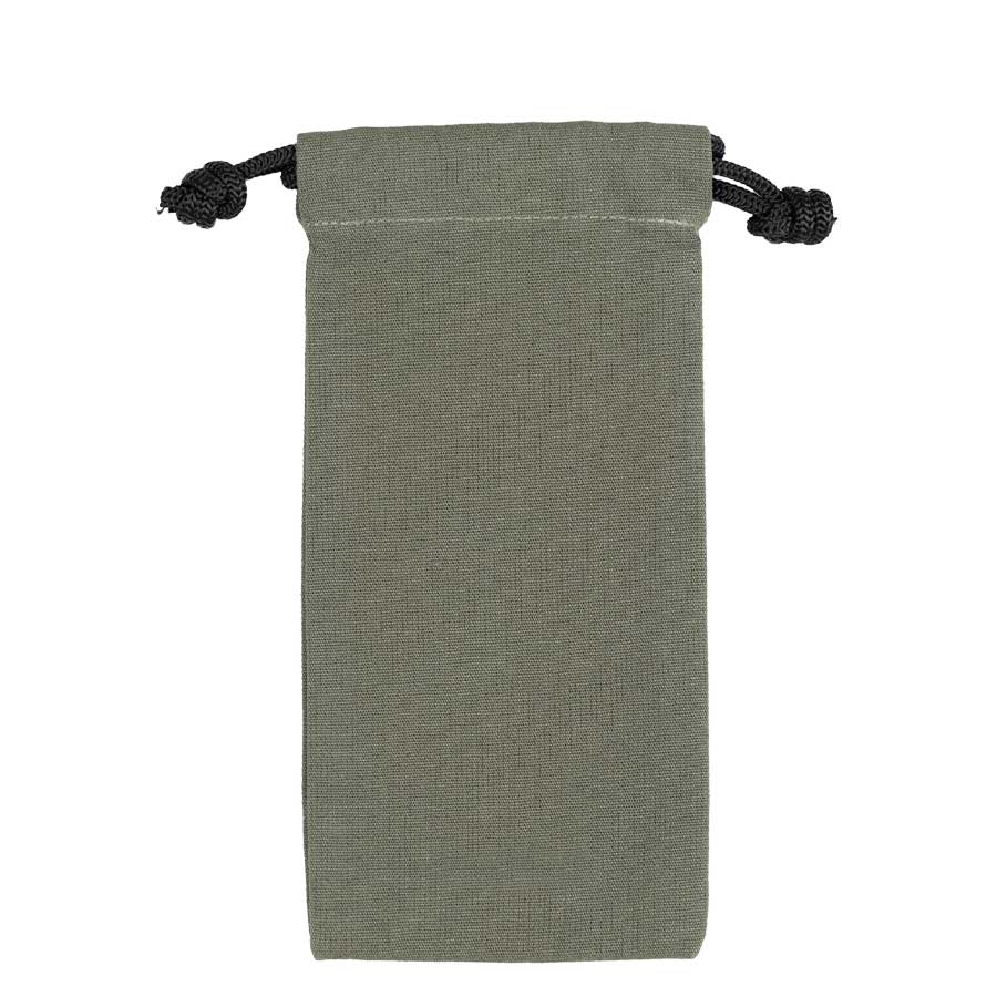 Comandante Toolbag #5 fra Comandante er en lille olivengrøn taske i bomuldslærred med sort snor, perfekt til opbevaring af kafferedskaber, vist forfra mod en hvid baggrund.