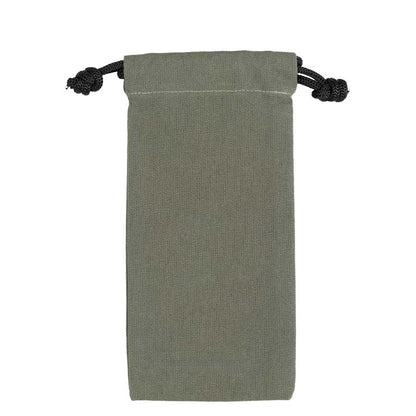 Comandante Toolbag #5 fra Comandante er en lille olivengrøn taske i bomuldslærred med sort snor, perfekt til opbevaring af kafferedskaber, vist forfra mod en hvid baggrund.