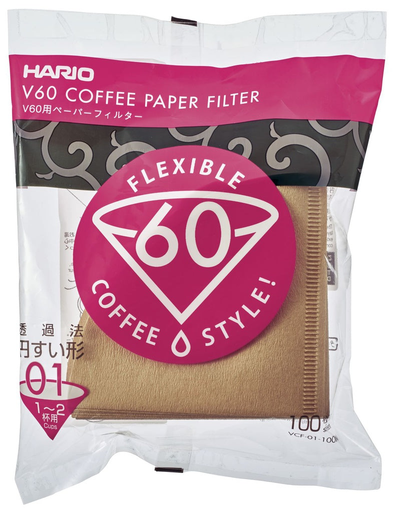 En klar pose rummer 100 Hario Papir Filter, størrelse 01. Emballagen har et pink og hvidt logo med "Flexible Coffee Style" og japansk tekst, hvilket forbedrer kaffebrygningsoplevelsen.