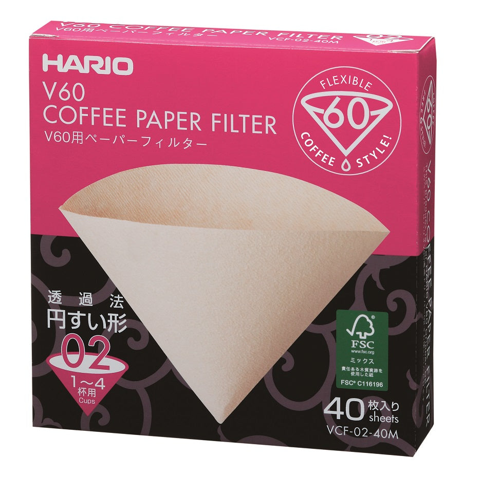 En æske med Hario Papir-filtre, størrelse 02, præsenterer et levende pink design med konisk filterform på emballagen. Den indeholder 40 ark og understreger bæredygtighed på engelsk og japansk. Ideel til at perfektionere din kaffebrygning.
