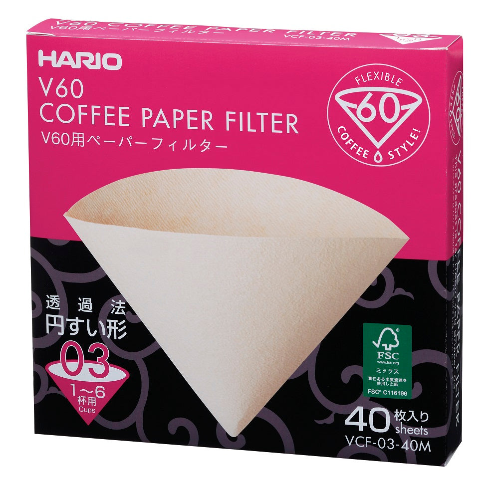 Hario's Papir Filter Størrelse 03 tilbyder et lyserødt og sort design for at løfte din kaffebrygningsoplevelse. Emballagen har fremtrædende "V60" og "40 ark" på engelsk og japansk sammen med et billede af den koniske filterform.