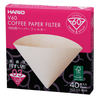 Hario's Papir Filter Størrelse 03 tilbyder et lyserødt og sort design for at løfte din kaffebrygningsoplevelse. Emballagen har fremtrædende "V60" og "40 ark" på engelsk og japansk sammen med et billede af den koniske filterform.