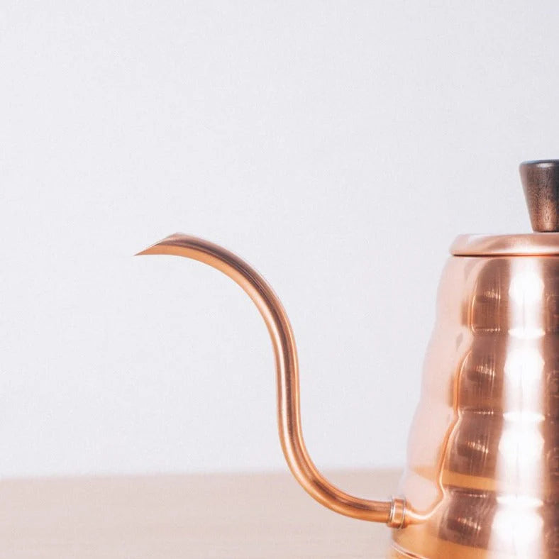 En Chemex bryg pakke 2 fra EverBean ApS. hviler på en lys træoverflade mod en almindelig hvid baggrund - ideel til brygning af lækker pour-over-kaffe.
