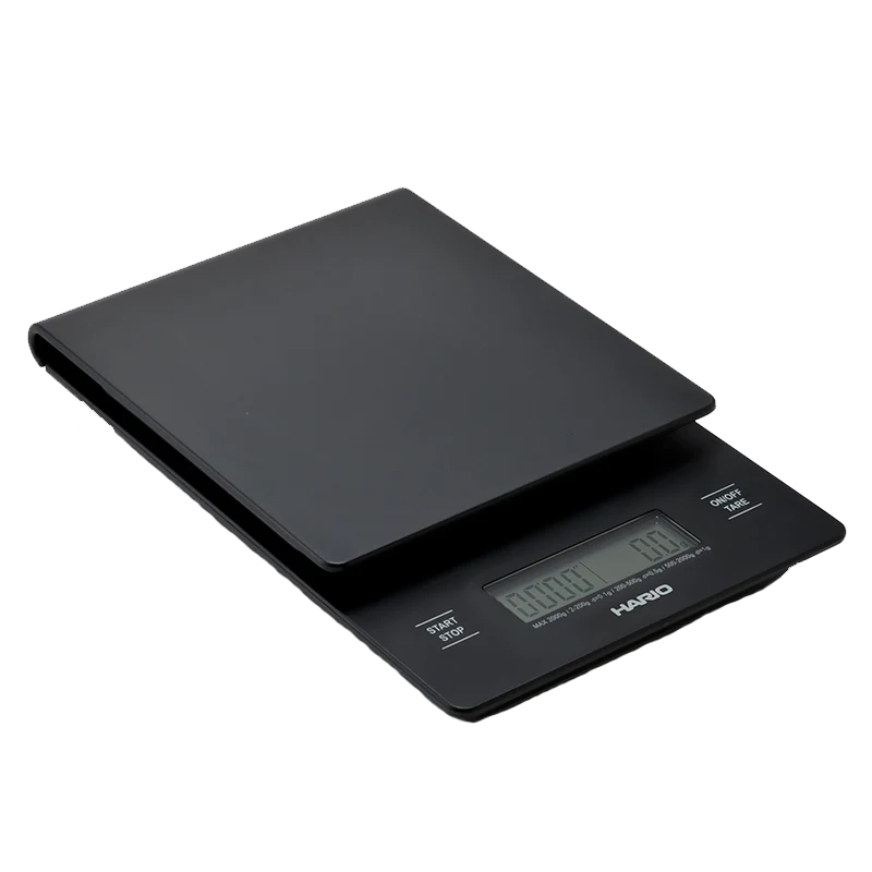 Hario V60 Drip Vægt er en elegant sort digital køkkenvægt med LCD-display og nuller. Den har strøm-, timer- og taraknapper under "Hario"-mærket, ideel til præcis V60-skænkning af kaffe.