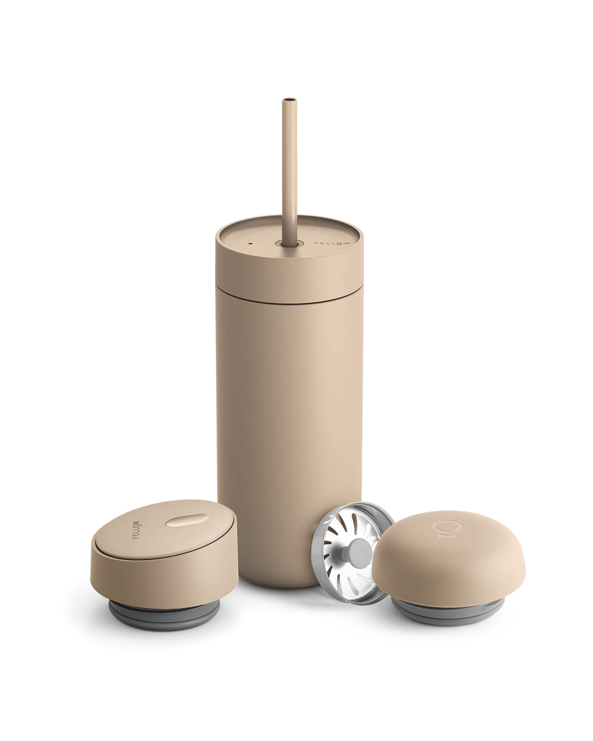 Fellow Carter 3-i-1 Sip System Termokop fra Fellow er et beige drikkeglas med sugerør og to matchende runde tilbehørsdele – hvoraf den ene har en metallisk detalje. Alle delene har et elegant, moderne design med keramisk belægning på hvid baggrund.