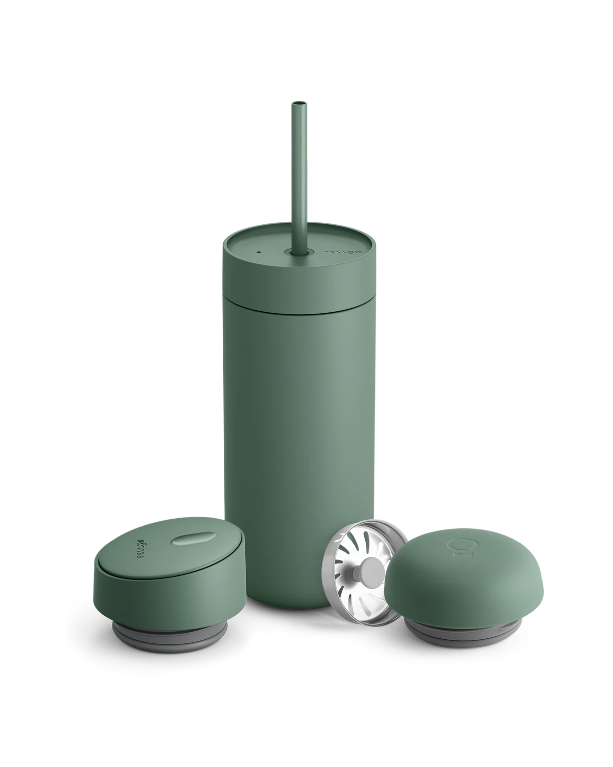 Fellow Carter 3-i-1 Sip System Termokop fra Fellow (470 ml) i matgrøn står oprejst med to matchende runde låg og en infusionsindsats i metal, præsenteret på en ensfarvet hvid baggrund.