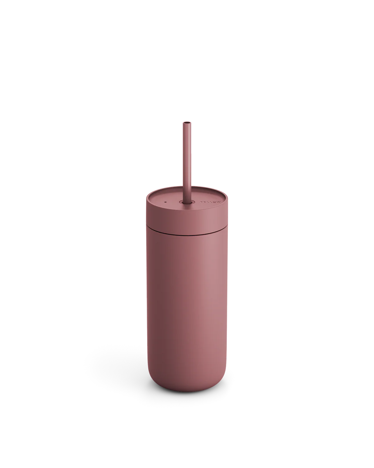 En mat, mauvefarvet Fellow Carter Cold Tumbler (470 ml) fra Fellow, udstyret med vakuumisolering samt et matchende låg og sugerør, står oprejst på en hvid baggrund.