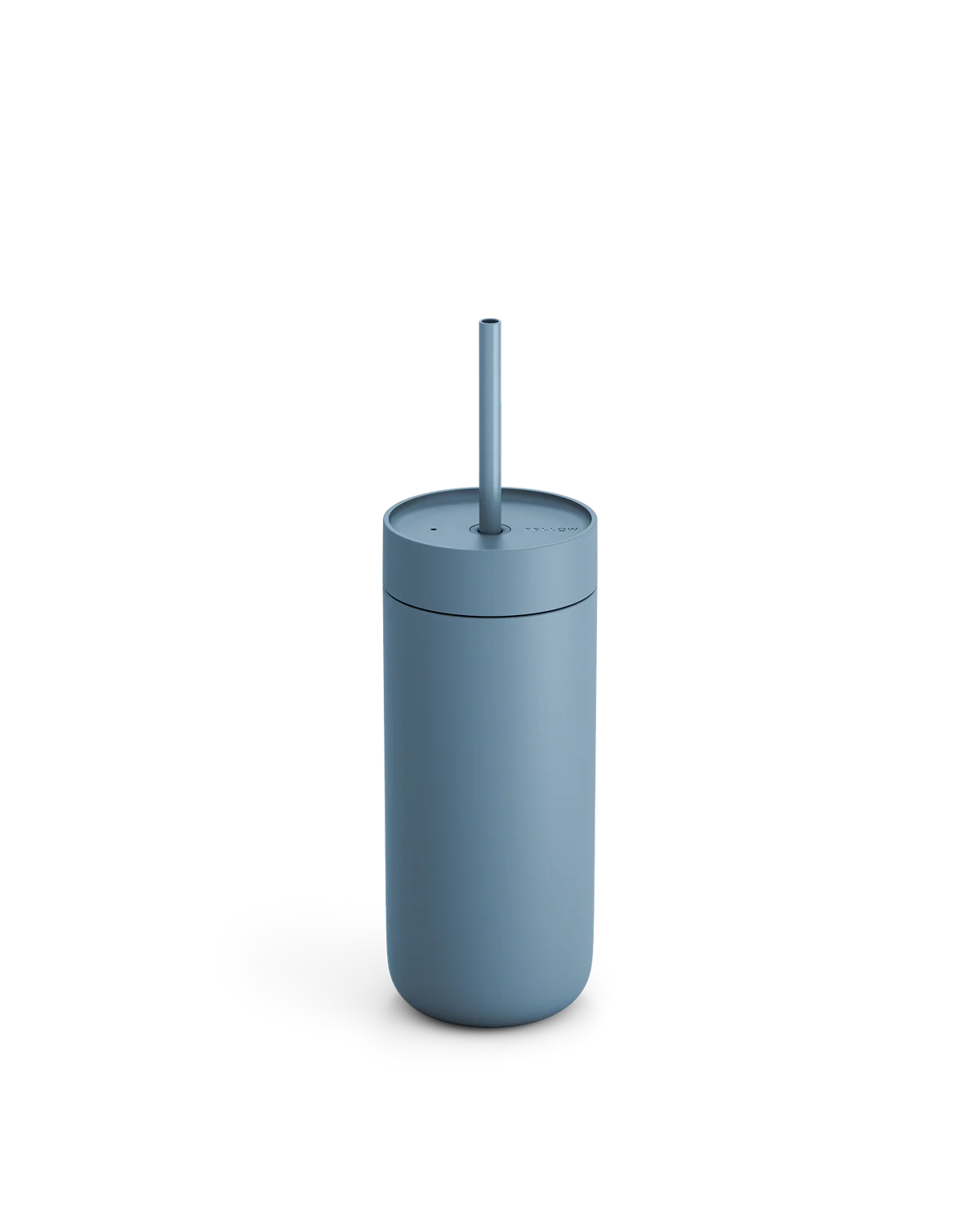 En matblå Fellow Carter Cold Tumbler – 470 ml fra Fellow, med matchende låg og sugerør, er udstyret med vakuumisolering og står oprejst på en ensfarvet hvid baggrund.