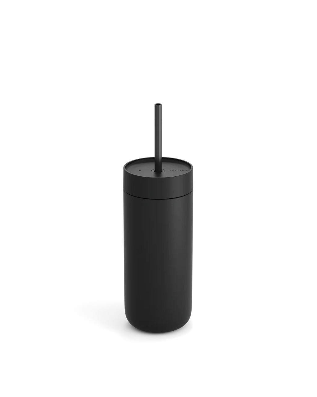 En 470 ml Fellow Carter Cold Tumbler i mat sort med keramisk belægning, matchende låg og sugerør fra Fellow, vist på en ensfarvet hvid baggrund.