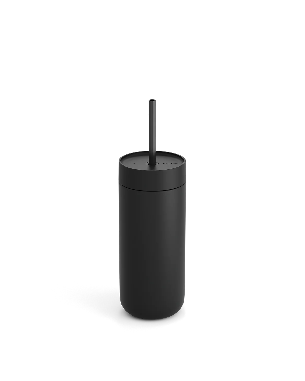 En 470 ml Fellow Carter Cold Tumbler i mat sort med keramisk belægning, matchende låg og sugerør fra Fellow, vist på en ensfarvet hvid baggrund.