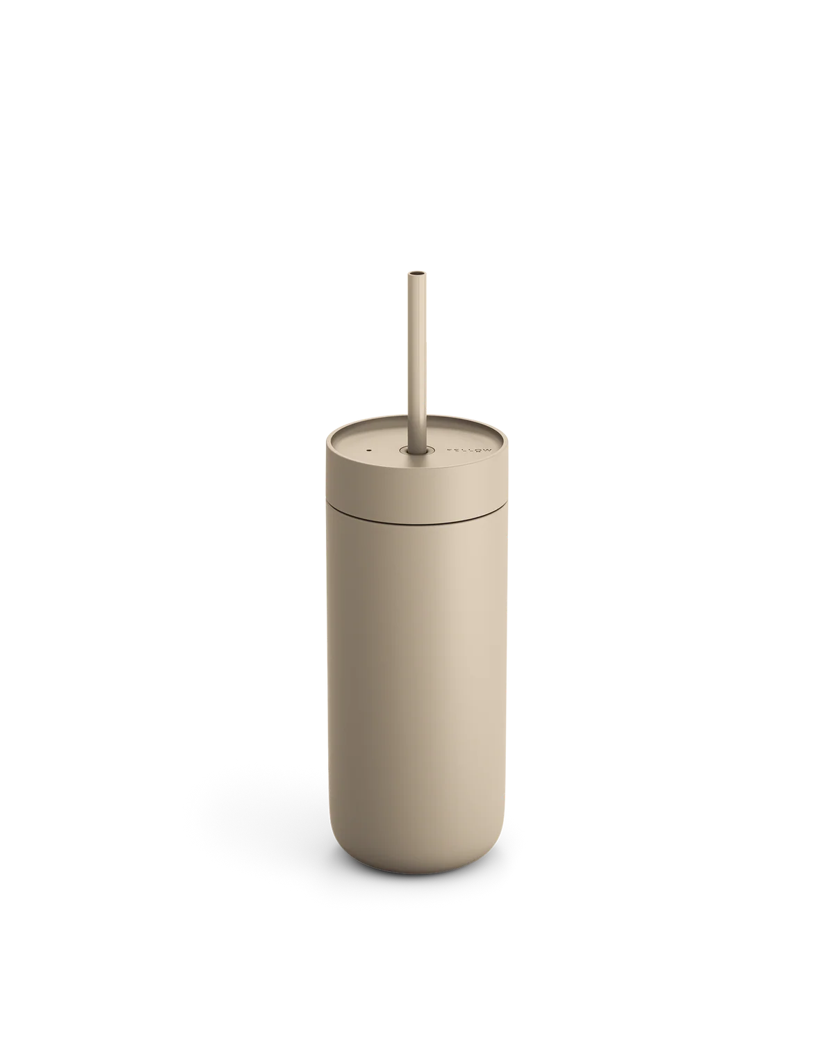 Et »Fellow Carter Cold Tumbler«-glas – 470 ml i beige, med vakuumisolering, et matchende låg og sugerør – står oprejst på en ensfarvet hvid baggrund.