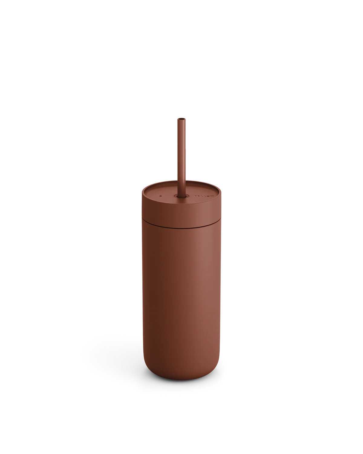 En 470 ml matbrun Fellow Carter Cold Tumbler fra Fellow, med matchende låg og sugerør, er placeret midt på en hvid baggrund, hvilket fremhæver dens elegante design og keramiske belægning, der sikrer en forfinet drikkeoplevelse.