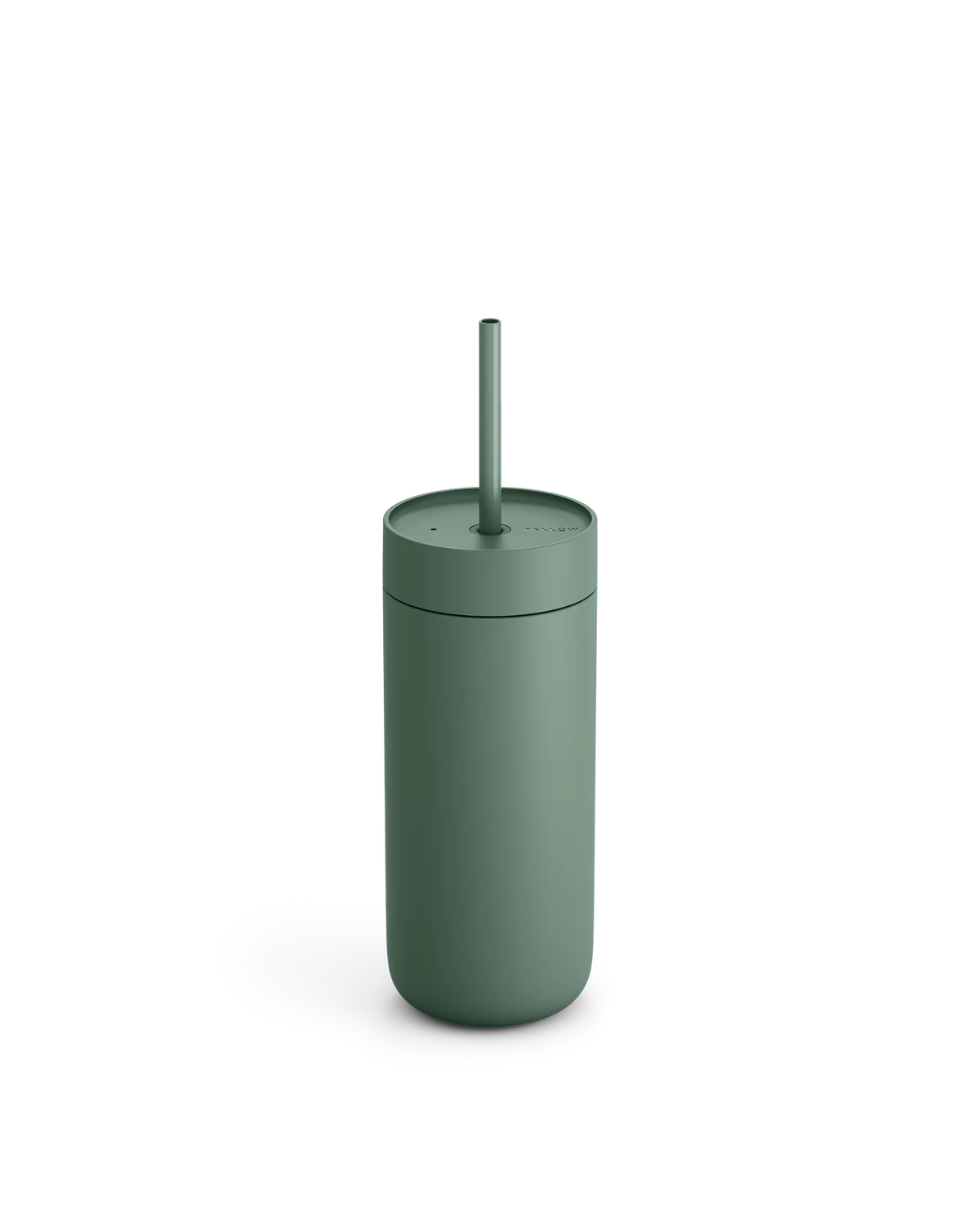 En 470 ml Fellow Carter Cold Tumbler i matgrøn med keramisk belægning, matchende låg og sugerør fra Fellow står oprejst på en ensfarvet hvid baggrund.