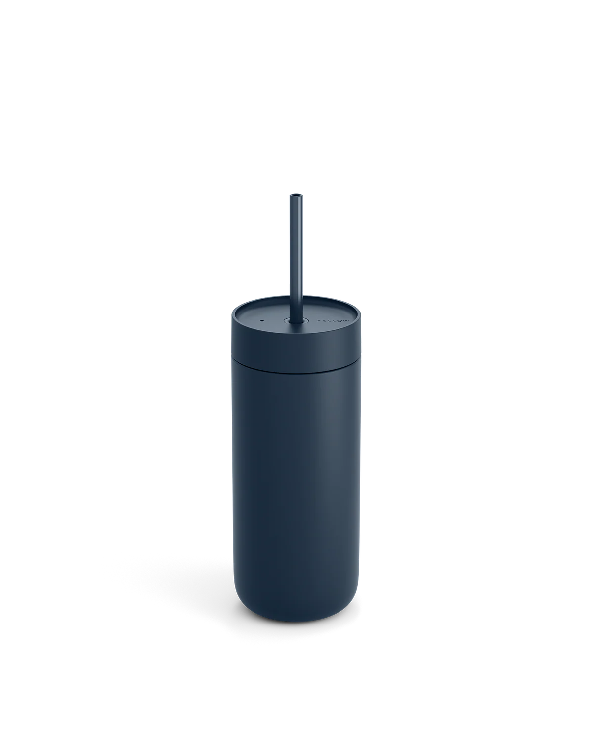 Et Fellow Carter Cold Tumbler-glas – 470 ml fra Fellow i marineblå med vakuumisolering, matchende låg og sugerør vises på en ensfarvet hvid baggrund.