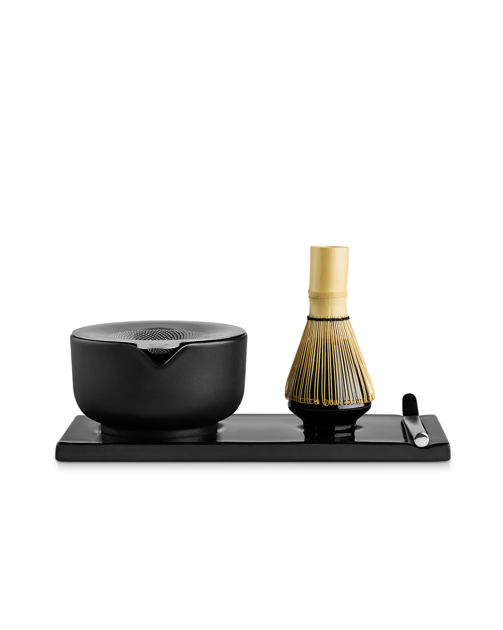 Fellow Matcha-sættet – Komplet Matcha-sæt fra Fellow består af en moderne sort skål, en bambuspisker, en metalske og et rektangulært bakke, der er anbragt på en hvid baggrund – perfekt til dit matcha-ritual.