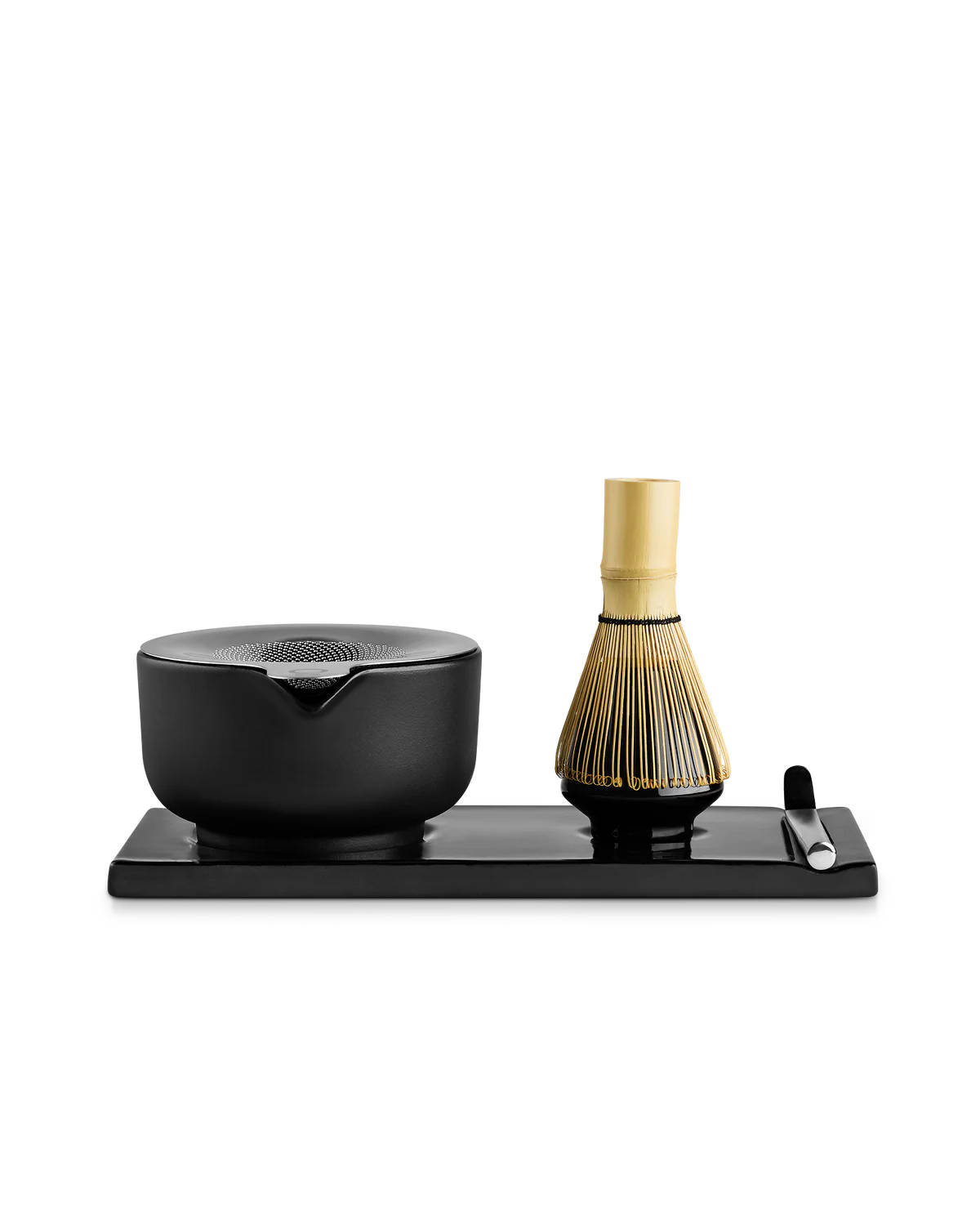 Fellow Matcha-sættet – Komplet Matcha-sæt fra Fellow består af en moderne sort skål, en bambuspisker, en metalske og et rektangulært bakke, der er anbragt på en hvid baggrund – perfekt til dit matcha-ritual.