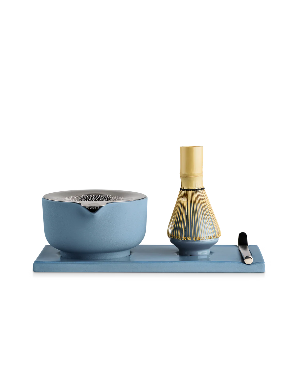 Fellow Matcha-sættet – Komplet Matcha-sæt fra Fellow, der består af en skål, en bambuspisk, en metalske og et bakke, er pænt anbragt på en hvid baggrund.