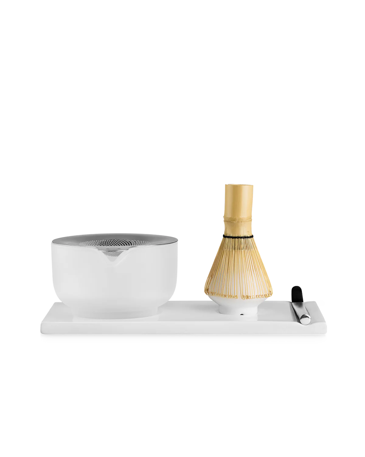 Fellow Matcha-sættet – Komplet Matcha Sæt fra Fellow består af en hvid skål, en bambuspisker, en lille ske og et hvidt fad, der er pænt anbragt på en ensfarvet hvid baggrund – et minimalistisk sæt til den perfekte matcha-oplevelse.