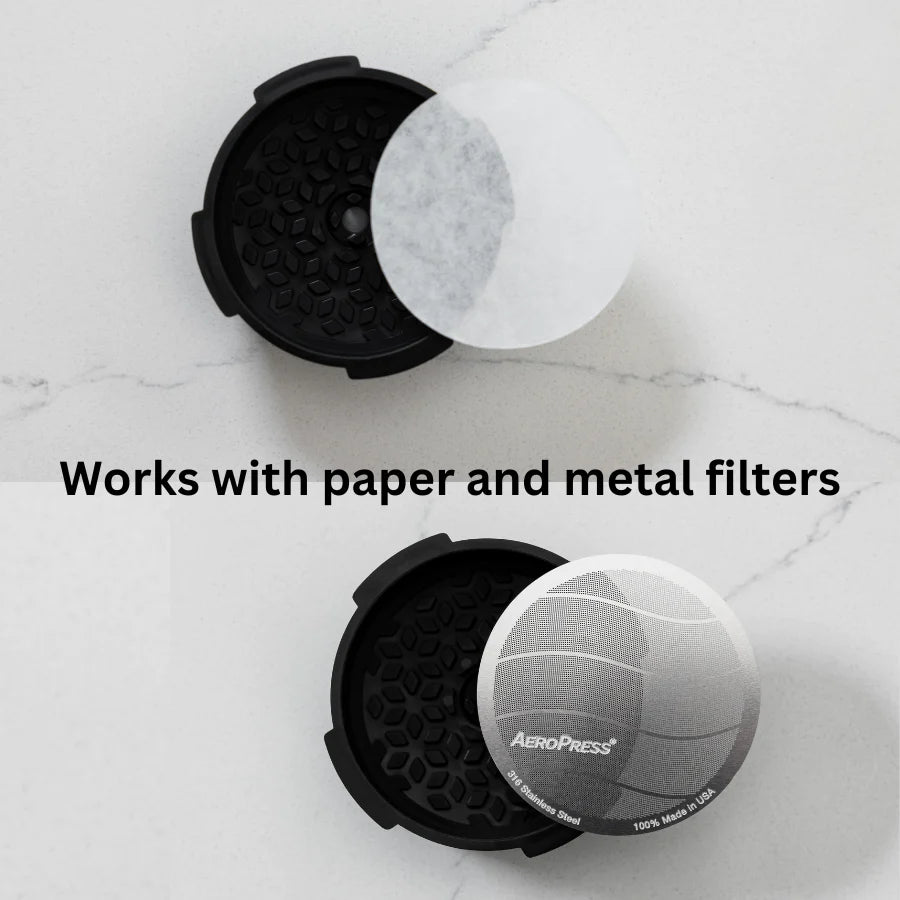 To AeroPress Flow Control-filterhætter fra Aeropress hviler elegant på en hvid marmorbaggrund - den ene holder et papirfilter, den anden et metalfilter til crema i espresso-stil. Teksten lyder: "Fungerer med papir- og metalfiltre.
