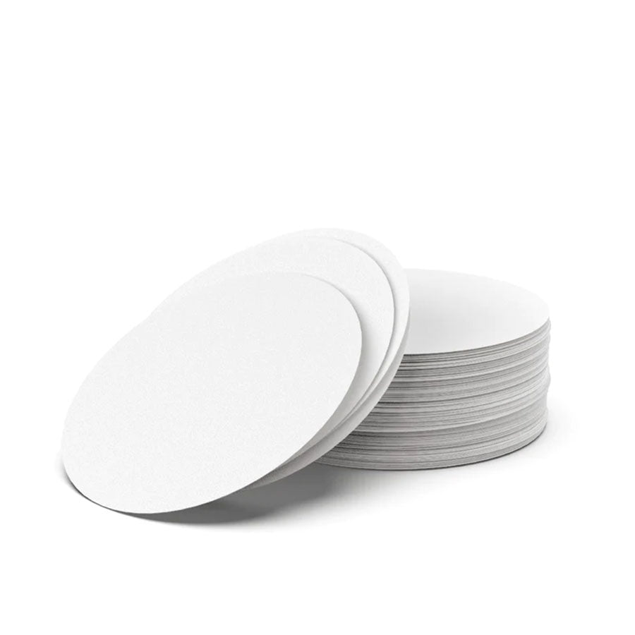 En stak Aeropress AeroPress-kaffefiltre vises på en hvid baggrund med et par filterskiver, der læner sig op ad fronten.