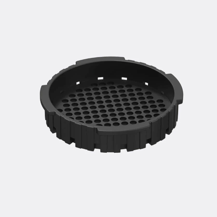 En rund, sort AeroPress-filterholder reservedel by Aeropress i plast med perforeret bund og rillede sider, perfekt som kaffefiltre Aeropress tilbehør, er vist mod en almindelig lysegrå baggrund.