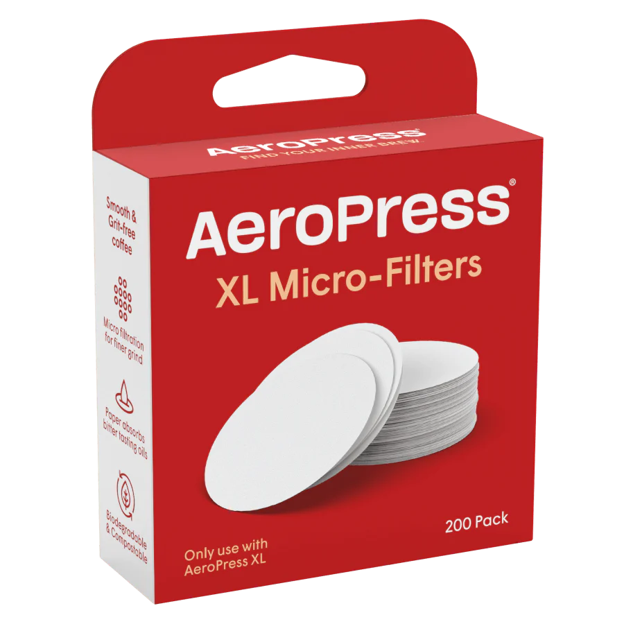Den røde og hvide emballage til AeroPress, XL Filterpapir fra Aeropress viser cirkulært hvidt kaffefiltre i en 200-pakning, med glat kaffe og mikrofiltreringsfordele. Den er designet til at være kompatibel med AeroPress XL for en forbedret brygningsoplevelse.